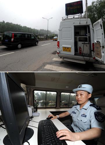 6月26日,北京市東(dong) 四環輔路一個(ge) 檢測點實時顯示經過車輛的尾氣排放檢測結果(上圖);檢測點的工作人員在監控實時檢測數據(下圖,拚版照片)。當日,為(wei) 進一步控製機動車汙染排放、改善空氣質量,北京啟動全市範圍內(nei) 的機動車排放激光遙感檢測專(zhuan) 項執法活動。激光遙感檢測是利用遙感設備對機動車尾氣中不同物質的吸收光譜進行分析,從(cong) 而檢測出尾氣中各種汙染物的濃度值。它能夠在不影響機動車正常行駛的情況下,對機動車的動態排放進行實時檢測。據統計,北京市目前機動車保有量已超過530萬(wan) 輛,機動車排放汙染已經成為(wei) 影響北京空氣質量的主要汙染源。特別是機動車排放產(chan) 生的PM2.5約占北京市全部PM2.5來源的22.2%。新華社記者 公磊 攝