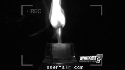激光筆是生活中常用的物品,很多老師和導遊都會(hui) 用激光筆來做指引作用的小工具,但網絡傳(chuan) 言說用激光筆15秒能夠點燃火柴,這個(ge) 傳(chuan) 言是否是真實的呢,記者準備了兩(liang) 個(ge) 激光筆進行現場試驗。