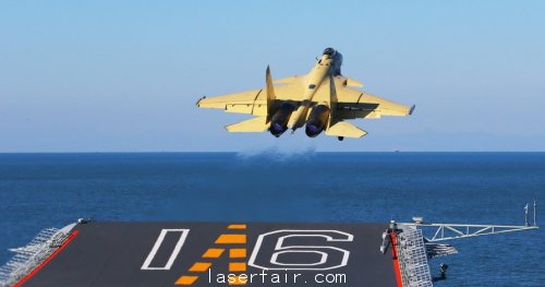 殲-15戰機自遼寧艦甲板滑躍起飛,相信未來國產(chan) 航母將采用彈射器