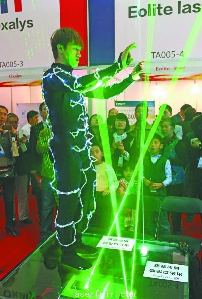 工作人員與(yu) 激光共舞的精彩表演