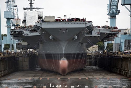 資料圖:美國海軍(jun) “福特”號航母在船塢放水。