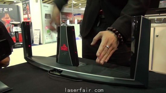 《一鍵啟動》體(ti) 驗BEAMZ激光演奏器 科技潮品亮相