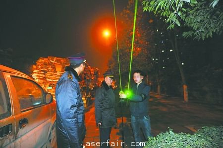 1月10日晚,經過沙區市政行政執法支隊3位隊員的勸解,賣激光手電筒的攤主離開。