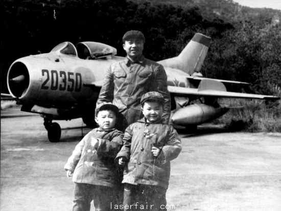 王明亮和兩(liang) 個(ge) 孩子右為(wei) 王永洪在一起