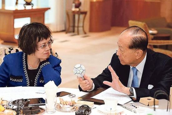 李嘉誠（右）在接受媒體(ti) 訪問時指出，長實集團以香港為(wei) 基地，常常積極在港尋找投資機會(hui) ，但是政府很多政策，需時消化。圖為(wei) 他向財新傳(chuan) 媒總編輯胡舒立介紹他本周的“最愛”納米LED燈泡。圖片來源：香港明報