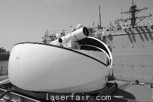 2012年7月30日,美國“杜威號”導彈驅逐艦上臨(lin) 時安裝的激光武器係統