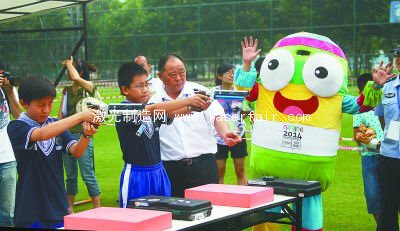 青奧會(hui) 現代五項體(ti) 育啟蒙活動演練現場。本報記者  馮(feng) 芃攝