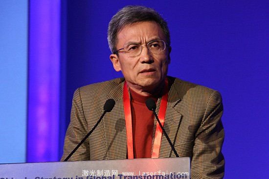 中歐國際工商學院教授，正和島島鄰許小年。