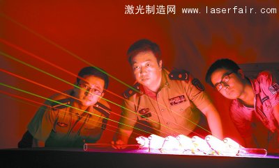 科研人員正在試驗全內(nei) 腔氦氖綠光激光器。 何書(shu) 遠 攝