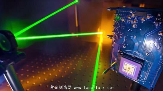 這款相機利用激光能夠拍攝到視野外的物體(ti) 