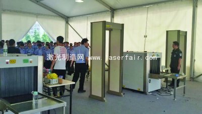 實訓安檢大棚裏，五十多個(ge) 安檢經理正在接受培訓。 邢媛媛 攝