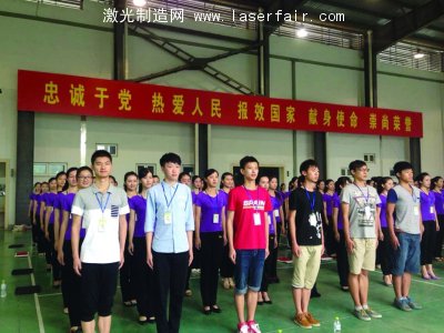 帥小夥(huo) 將擔任禮儀(yi) 先生。宋嶠 攝