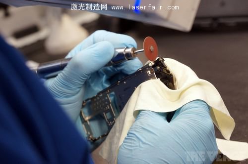 一探Vertu總部究竟:最奢侈的手機是怎麽(me) 造出來的?