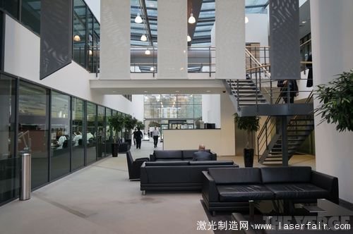 一探Vertu總部究竟:最奢侈的手機是怎麽(me) 造出來的?