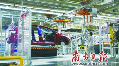 一汽大眾(zhong) 佛山工廠在某些鋼板連接處應用拉鏈式的激光焊接工藝,融合後儼(yan) 然是一整塊鋼板。盧奕誠