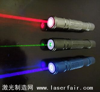 激光瞬間穿破十幾個(ge) 氣球 照一會(hui) 兒(er) 把衣服灼出洞