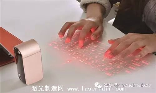 移動辦公領域，手機和平板以其極佳的便攜性正在逐步取代笨重的PC，然而在某些人眼中，觸控的輸入方式依舊沒有傳(chuan) 統鍵盤用得舒服，因此采用鐳射激光的鍵盤就很有存在的必要啦！